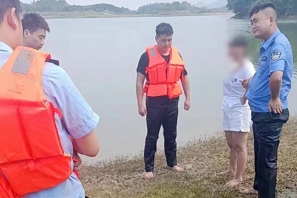 民辅警耐心劝导女子。_副本.jpg