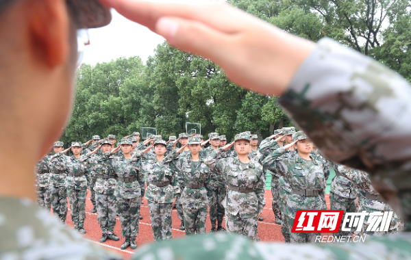 2023年8月21日，湖南省衡阳市，南华大学国防教育先锋队的同学在进行敬礼的军训训练。 (2).JPG