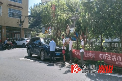 执法人员劝住占道车辆.jpg