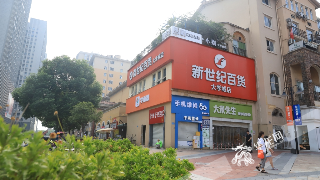 新世纪百货大学城店。华龙网-新重庆客户端记者 陈毅摄