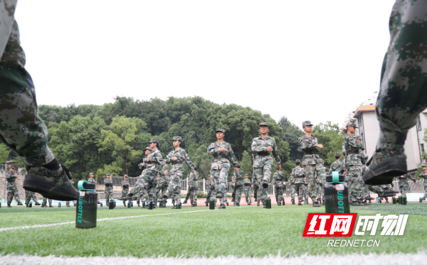 2023年8月21日，湖南省衡阳市，南华大学国防教育先锋队的同学头顶水瓶在进行原地正步军姿训练。 .JPG