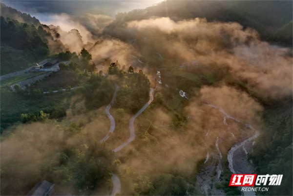 云雾笼罩下的黄河村（周建鑫摄）.jpg