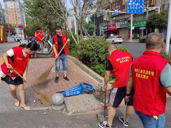 图八阳光苑社区联合区应急管理局、郴州工业交通学校开展周末卫日活动。（黄书菊   摄）.jpg