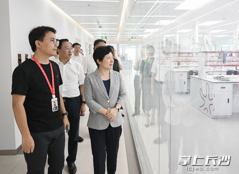 吴桂英在水羊集团股份有限公司调研企业研发中心建设和生产经营情况。