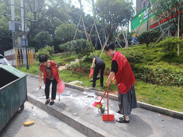 图十龙泉社区联合联点单位市人社局在辖区开展周末卫生日活动。（曹远国  摄）.jpg