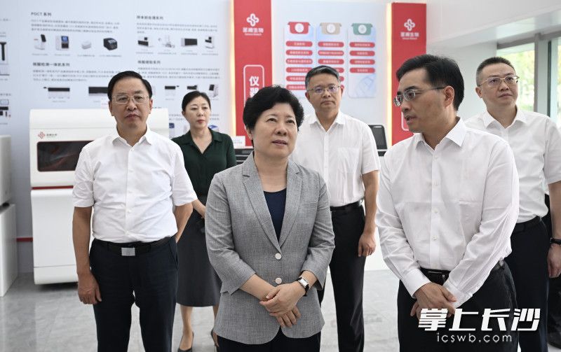 来到联点企业圣湘生物科技股份有限公司，吴桂英与企业负责人深入交流。