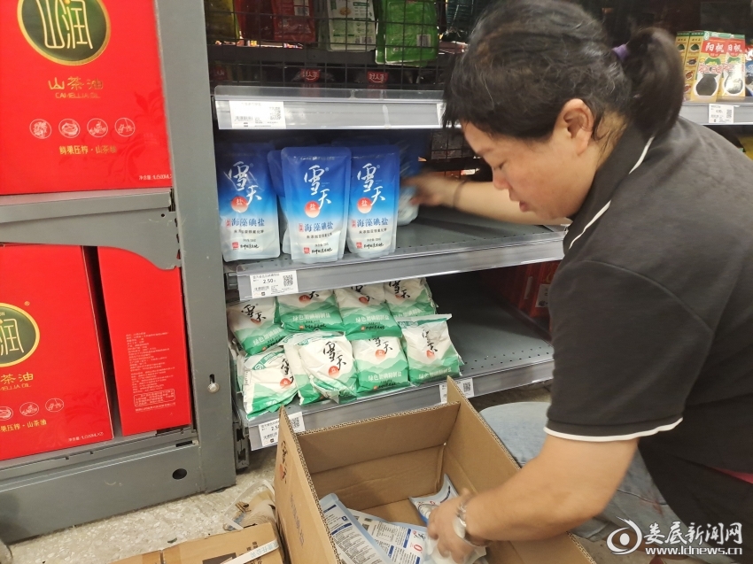 △8月25日早上，天虹超市工作人员正在上架食用盐。