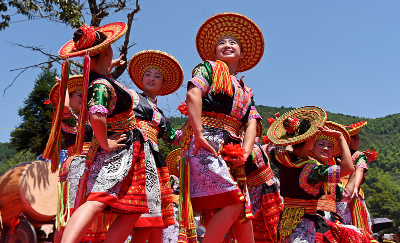 A file photo shows Huayao women showcasing their dancing skills at a performance to celebrate the Taoliaogui Festival in Longhui County, Shaoyang City, Hunan Province. /CFP