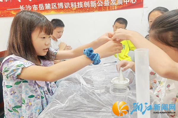 孩子们进行DNA提取实验.png 孩子们进行DNA提取实验.png