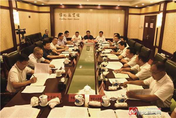 召开座谈会 怀化日报全媒体记者 张鸿鹏 摄