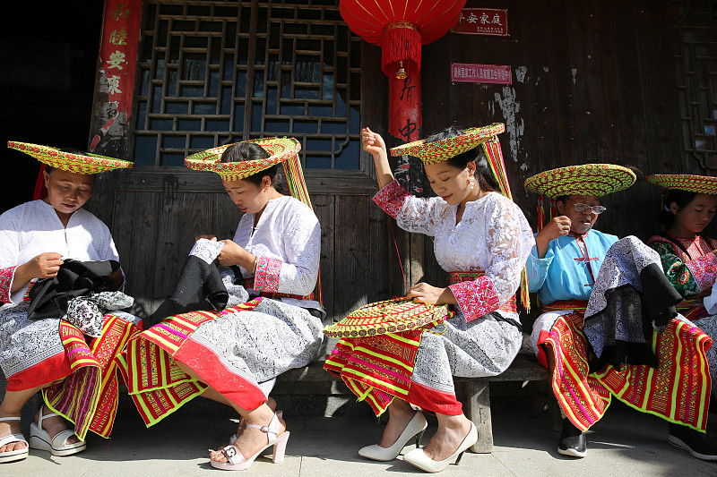 A file photo shows Huayao women showing off their embroidery skills during the Taoliaogui Festival in Longhui County, Shaoyang City, Hunan Province. /CFP