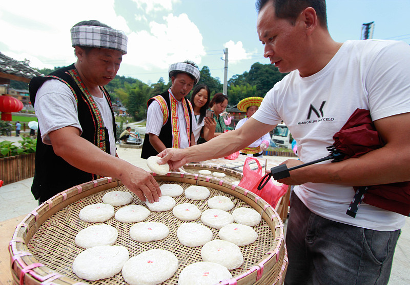 A file photo shows a tourist visiting the local market during the Taoliaogui Festival in Longhui County, Shaoyang City, Hunan Province. /CFP