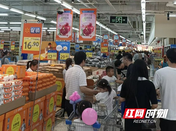 沃尔玛超市购物的市民。.marked.jpg