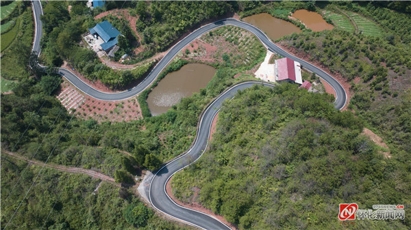 图为蜿蜒曲折的桃花溪旅游公路