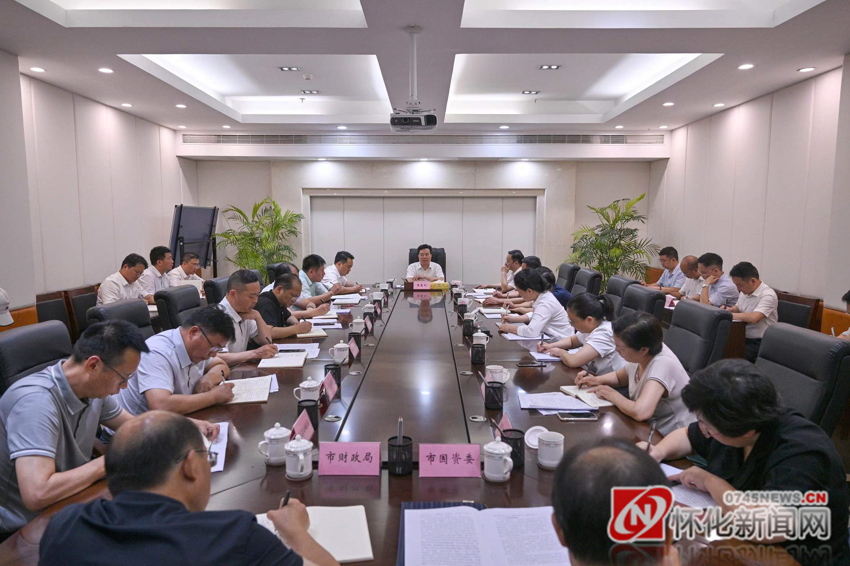 近日，市委副书记、市长黎春秋专题调度高校毕业生就业创业工作。
