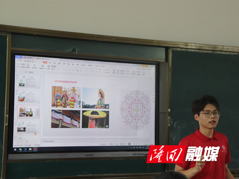 实践团成员为小朋友们讲解“非遗＋科技”知识.JPG