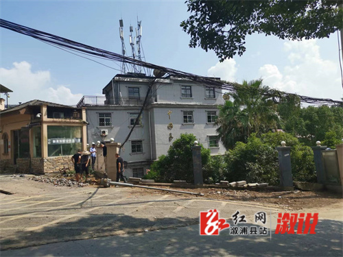 对溆浦国家基本气象站周边建设现场进行查看 摄影：刘欣.jpg