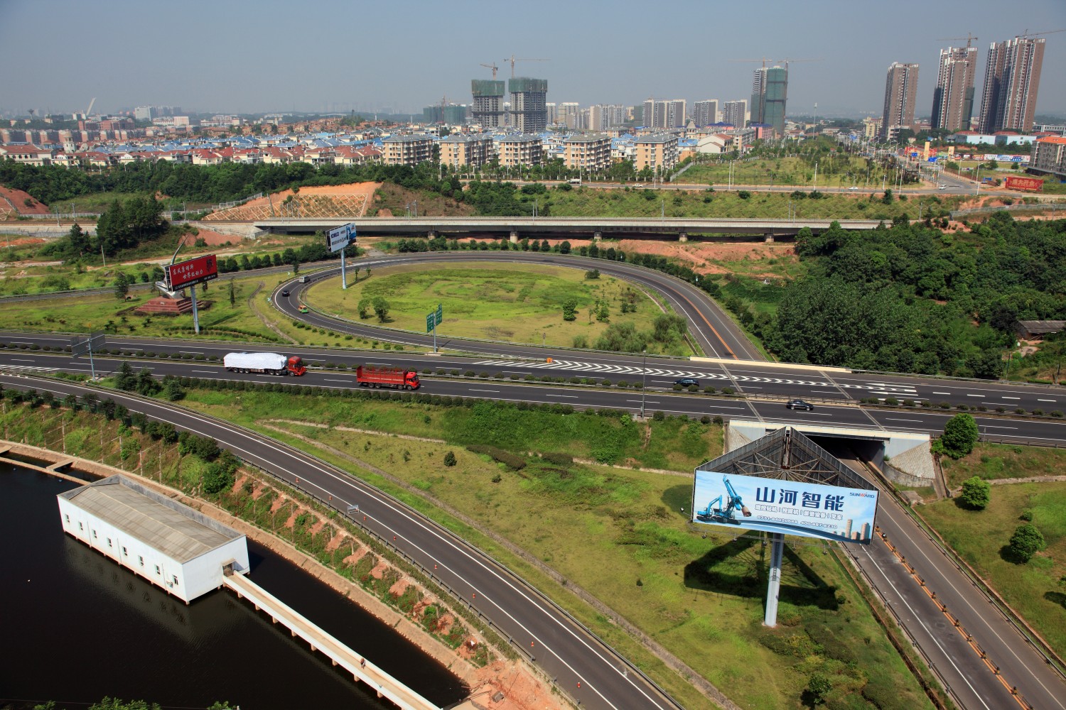 Linxiang-Changsha Section in Hunan of Beijing-Hong Kong & Macao Expressway(2005 China Tien-yow Jeme Civil Engineering Prize，2006 China Environment Friendly Project，2006 National Excellent Engineering Design Bronze Medal)