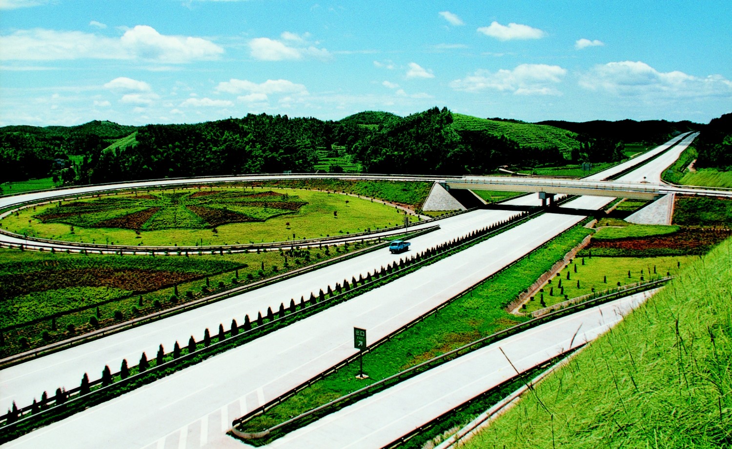 Xiangxiang-Leiyang Section in Hunan of Beijing-Hong Kong & Macao Expressway(2004 China Tien-yow Jeme Civil Engineering Prize, 2003 Top 100 National Environemntal Protection Projects ,2004 National Excellent Engineering Design Gold Medal)