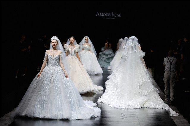 湖南婚庆市场品质升级 首个中国设计师品牌婚纱秀亮相长沙
