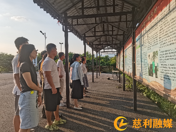 通过听解说、看展板了解“红军树”背后的红色故事 (1).jpeg