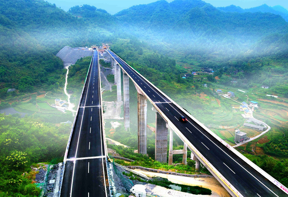 Yongshun-Jishou Expressway（2020 National Quality Engineering Award）