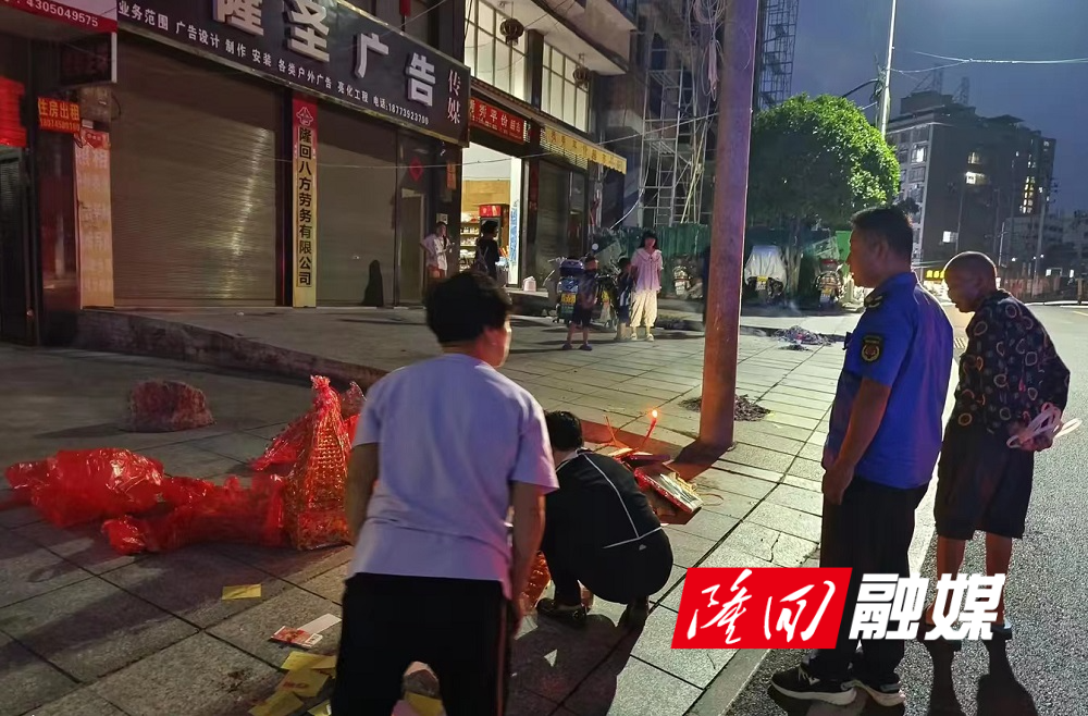 县城管局积极开展中元节禁炮行动(图2)