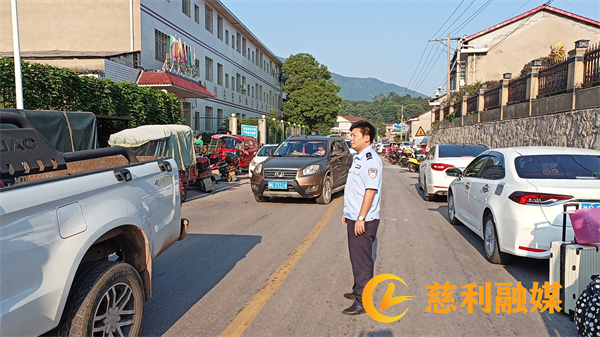 杨柳铺中学开学维持秩序.jpg 杨柳铺中学开学维持秩序.jpg
