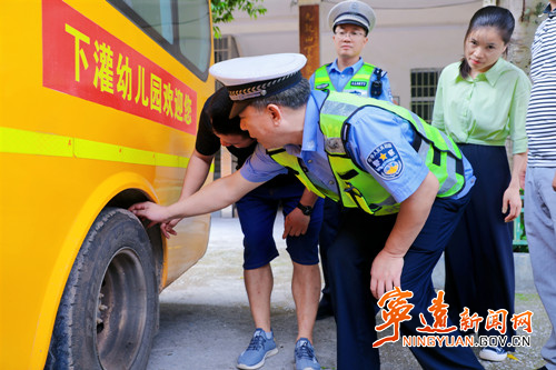 宁远公安“护学岗”准时上线！_副本500.jpg