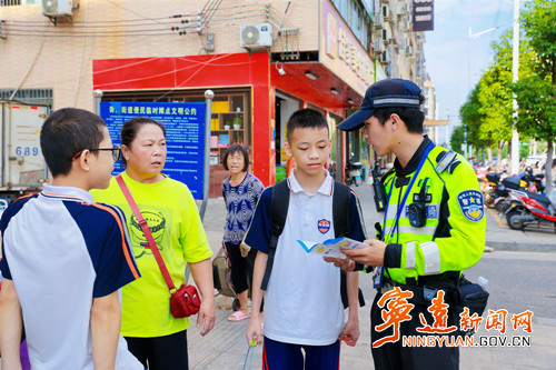 宁远公安“护学岗”准时上线！2_副本500.jpg