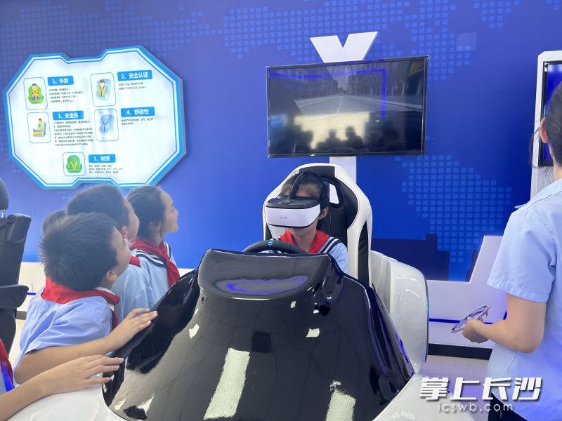 VR体验区让学生们身临其境。