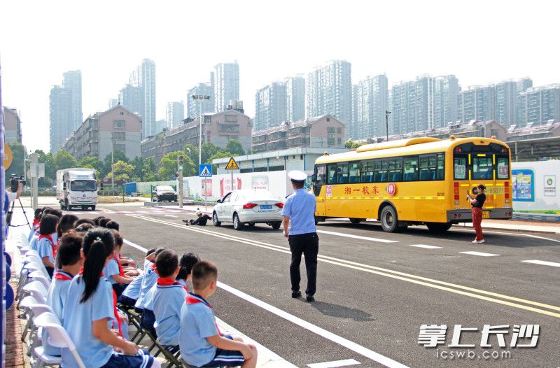 開福交警在基地室外區(qū)域辦起“交通安全知識大講堂”。