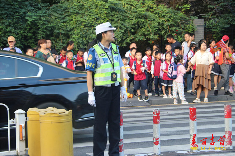 吉首：又是一年开学季 再见女子护学岗4.jpg