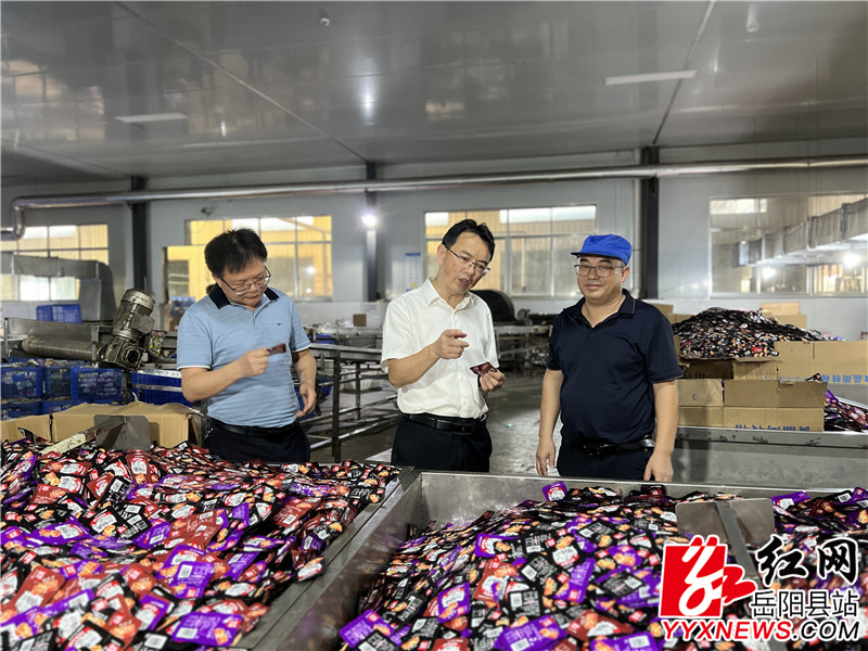 李德军与食品企业负责人交谈_副本.jpg