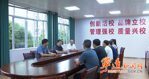 宁远：胡红灯在泠南学校开展教师节走访慰问活动_副本500.jpg
