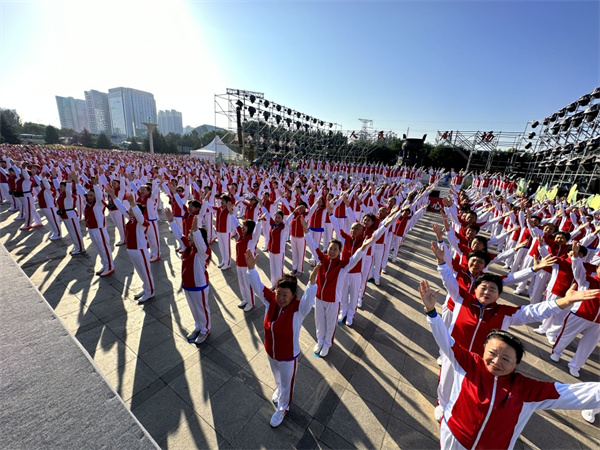 9月3日，青岛“万人广场舞”在呼和浩特再舞《共筑中国梦》.jpg