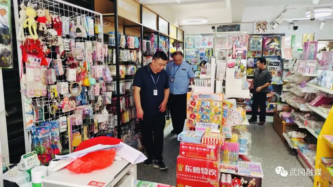 武冈严查！部门协同整治清理校园周边不良出版物(图2)