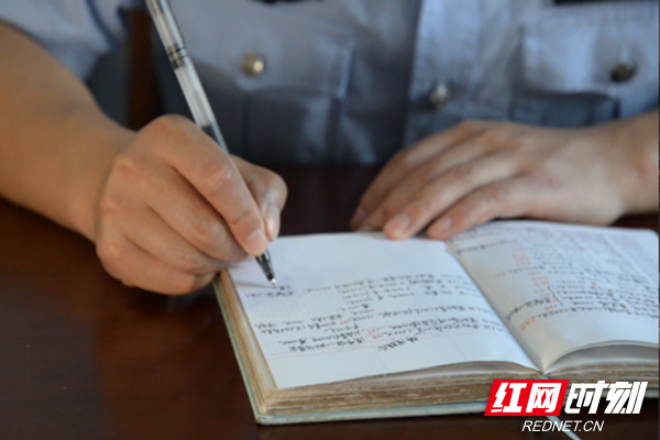 赵赣龙在日记本上认真记录下每一笔助学善款。.png