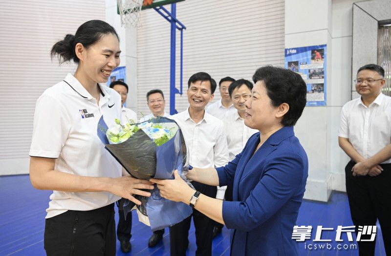 来到雅礼中学体育馆，吴桂英看望在此带训的女篮教练王娅洁。