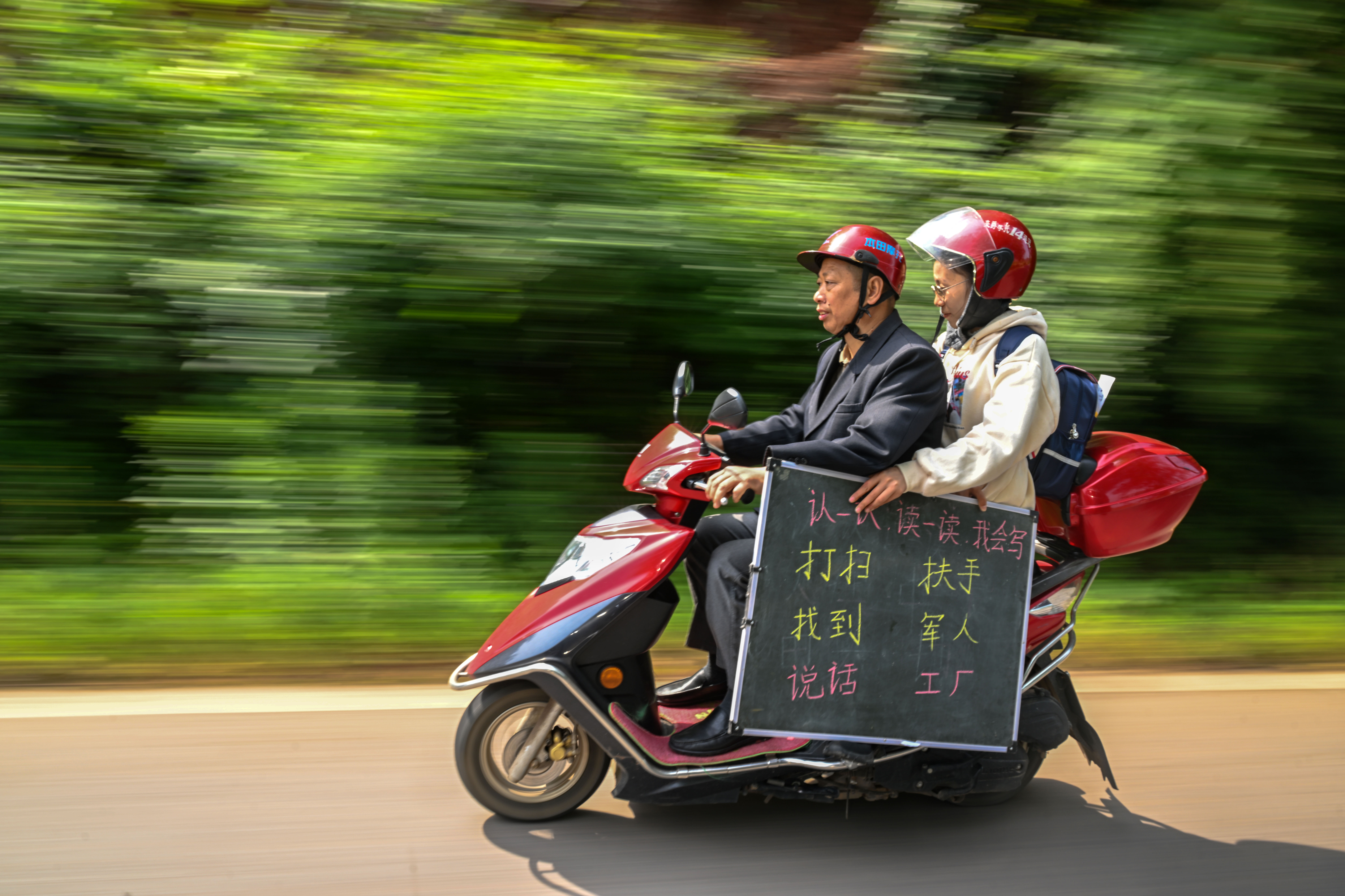 5月13日下午，湖南省茶陵县界首镇，父亲陈二文骑着摩托车带着陈艳辉穿行在乡间奔忙在送教路上。 (3).jpg?x-oss-process=style/w10