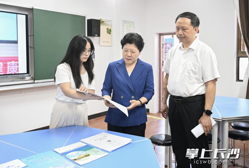 吴桂英在长沙市第六中学师生心理健康中心，听取相关情况介绍。