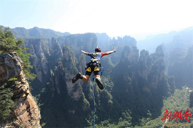 Bungee Jumping Challenge Kicks off in Zhangjiajie