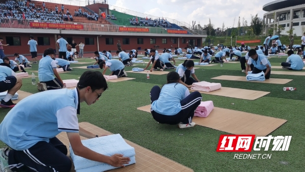 简篇-邵阳市第一中学开展高一新生军训叠被子大赛