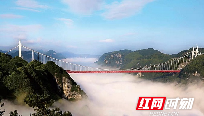湘西矮寨大桥吸引众多游客前往，当地酒店旅游服务也面临相应升级。.png