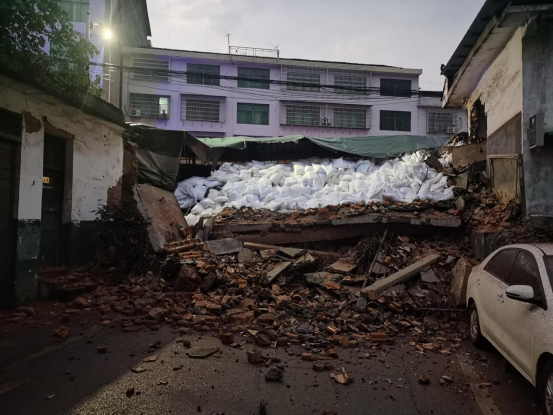 2.衡山县：雨天路滑未减速 货车“滑出”交通事故290.png