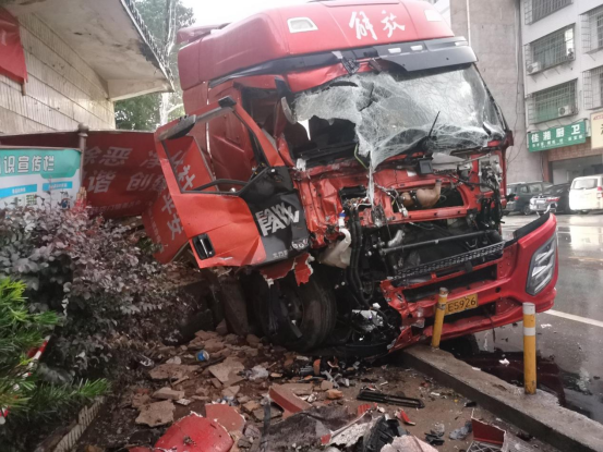 2.衡山县：雨天路滑未减速 货车“滑出”交通事故486.png