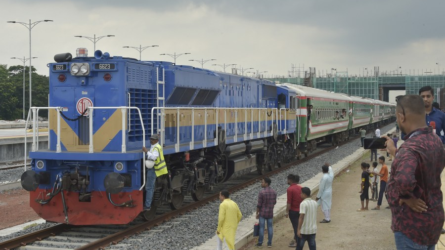 People watch a train ready for a trial run along the newly constructed mega Belt and Road Initiative rail line via the China-built Padma Bridge on the outskirts of Dhaka, Bangladesh, September 7, 2023. /Xinhua