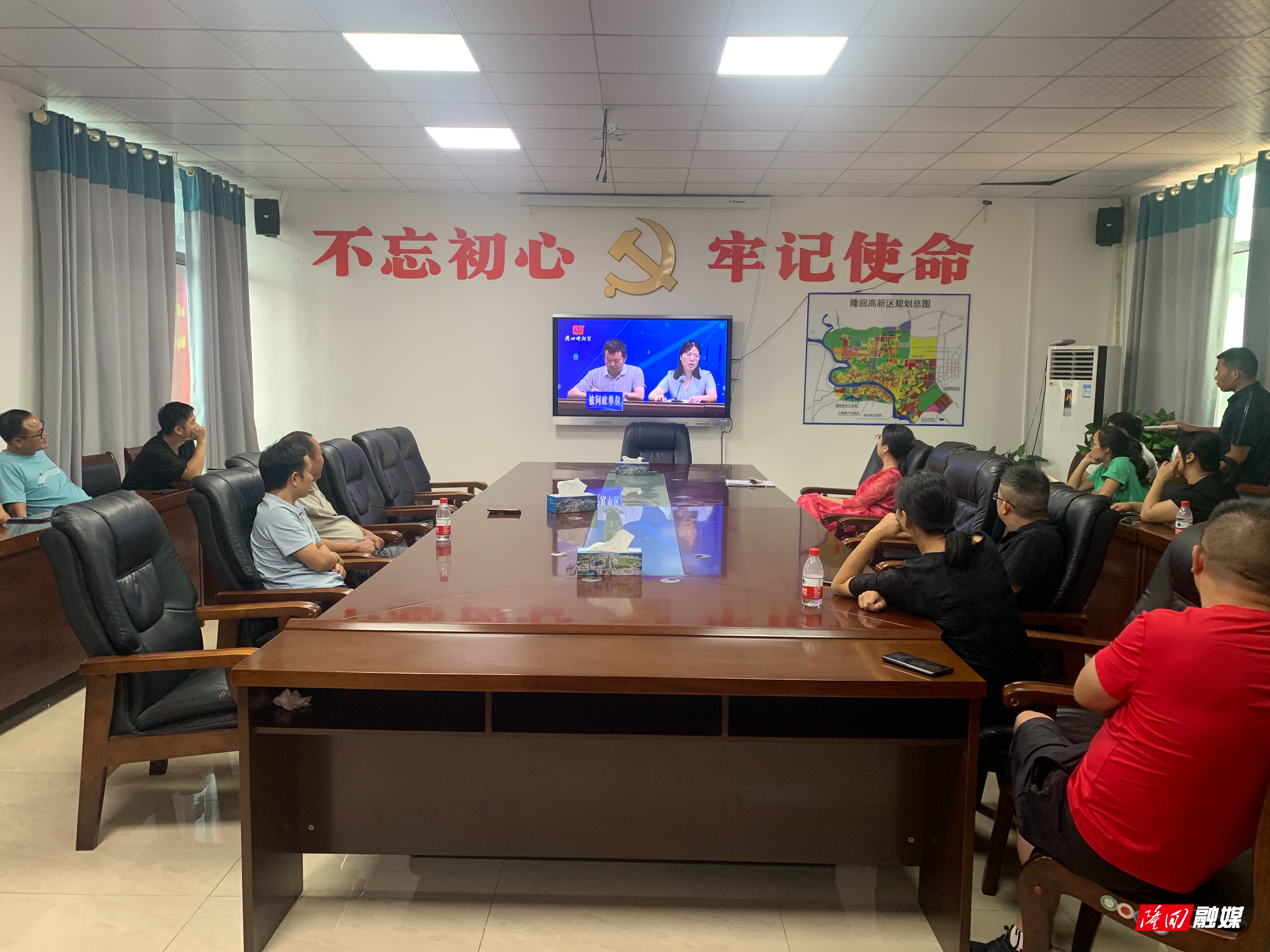 隆回高新区管委会组织收看电视问政《监督面对面》节目(图1)