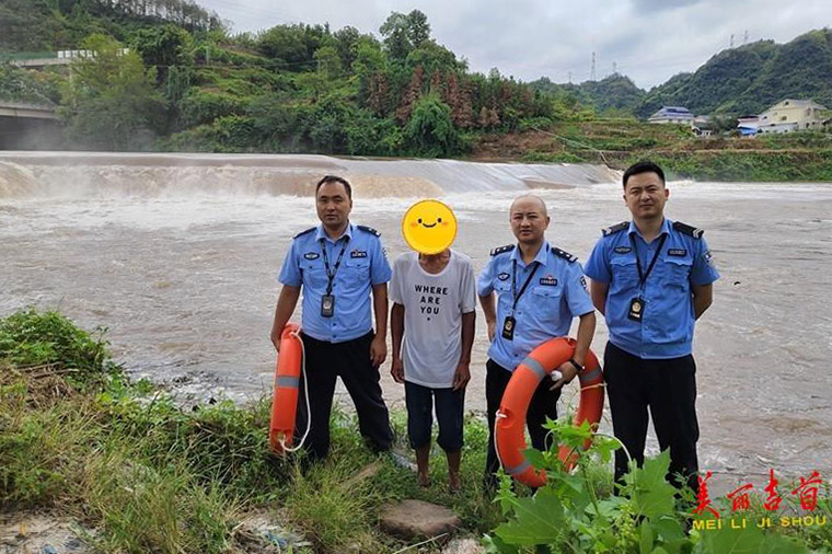 吉首：男子不慎落水 警民合力救援.jpg