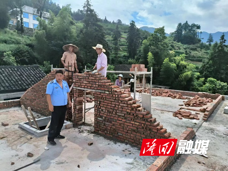 鸭田镇开展农村新建自建房施工安全巡查工作(图1)